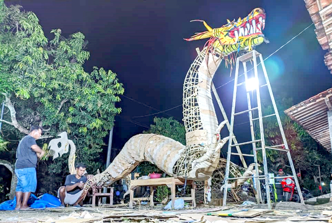 PROSES PEMBUATAN: Warga Dusun Paras, Desa Toko, Penawangan, Grobogan, membuat replika naga untuk takbir keliling saat malam Hari Raya Idul Fitri. (SIROJUL MUNIR/RADAR KUDUS)