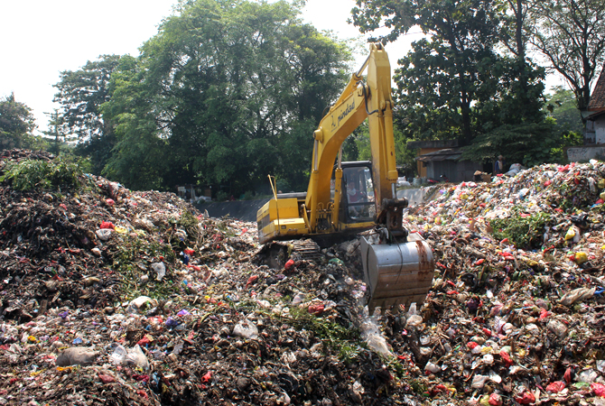 MELEBIHI KAPASITAS: Tempat Pembuangan Akhir (TPA) kini kelebihan kapasitas dari yang seharusnya menampung sekitar Jepara kota saja, namun kini menampung seluruh Jepara. Tampak alat berat sedang merapikan sampah belum lama ini. (NIBROS HASSANI/JAWA POS RAD