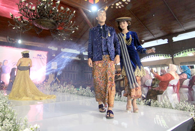 BAJU KUDUSAN: Terlihat dua model mengenakan pakaian adat Kudusan dalam peragaan busana di pendopo dalam rangka Hari Kartini beberapa waktu lalu. (DONNY SETYAWAN/ Radar Kudus)