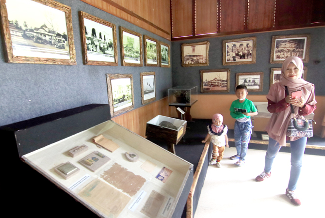 KENALKAN SEJARAH: Pengunjung sedang melihat koleksi di Museum Kretek. (DONNY SETYAWAN/RADAR KUSUS)