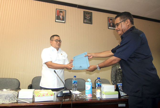 WADUL: Ketua Dewan Pimpinan Cabang (DPC) KSPSI Kabupaten Kudus Andreas Hua (kanan) saat audiensi dengan Ketua DPRD Kudus Masan (kiri). (DONNY SETYAWAN/RADAR KUDUS)