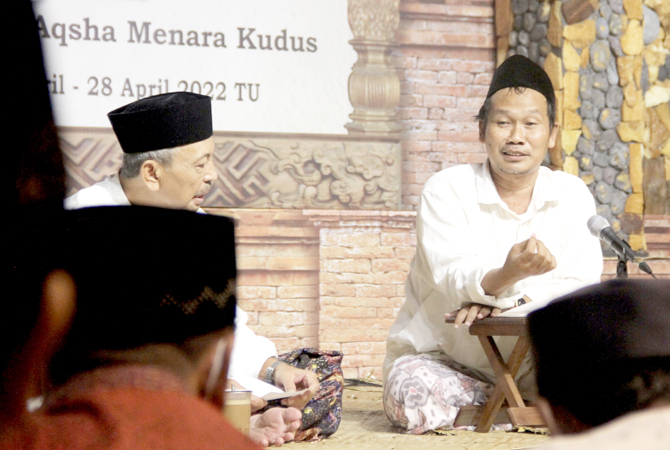 MUKJIZAT TERBESAR: Gus Baha dalam Ngaji Pitulasan Masjid Al-Aqsha Menara Kudus mengajak umat Islam meneladani dan mengamalkan isi Alquran. (GALIH ERLAMBANG W/ Radar Kudus)