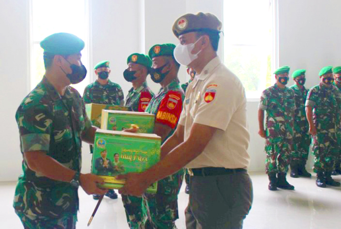 DUKUNGAN MORIL: Dandim Jepara Arh Tri Yudhi Herlambang menyerahkan bingkisan lebaran bagi para prajurit Kodim Jepara kemarin. (KODIM JEPARA FOR RADAR KUDUS)