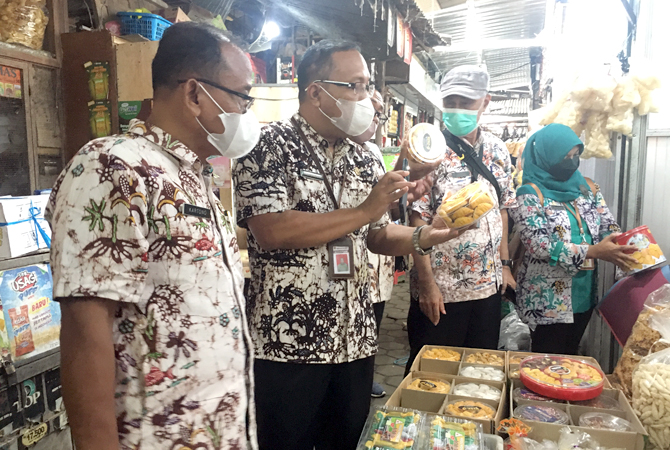 DIPANTAU: Disperindag Pati mengecek sejumlah barang dagangan di Pasar Puri Baru setempat kemarin. (ANDRE FAIDHIL FALAH/RADAR KUDUS)
