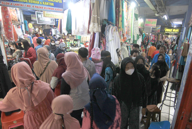 MERAUP UNTUNG: Banyaknya masyarakat yang berbelanja di Pasar Kliwon menjelang lebaran mendatangkan keuntungan berlipat bagi pedagang. (DONNY SETYAWAN/RADAR KUDUS)