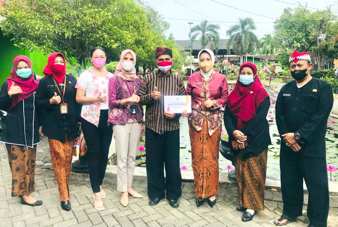 UNTUK HIDUP BESIH: Leader WCC Purwodadi Nuzulul Atichah dengan Co leader WCC Purwodadi Lilin Erlina menyerahkan bantuan  pengelolaan kebersihan kepada Dinas Lingkungan Hidup kemarin. (SIROJUL MUNIR/RADAR KUDUS)