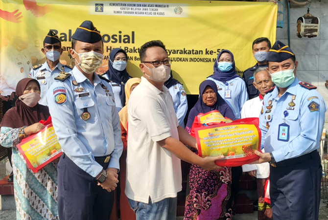 LANGKAH SEDERHANA UNTUK SESAMA: Rutan Kudus bagikan sembako dalam rangka bakti sosial kepada warga sekitar dan purnabakti kemarin. (RUTAN KUDUS FOR RADAR KUDUS)