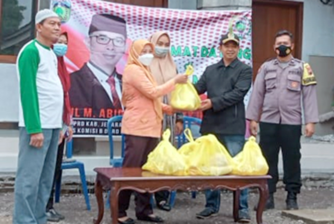 ANTUSIAS: Warga bersama anggota legislatif Aa Ipunk berfoto bersama setelah pembukaan pasar murah di musala Al-Marsha, Pecangaan, kemarin. (AA IPUNK FOR RADAR KUDUS)
