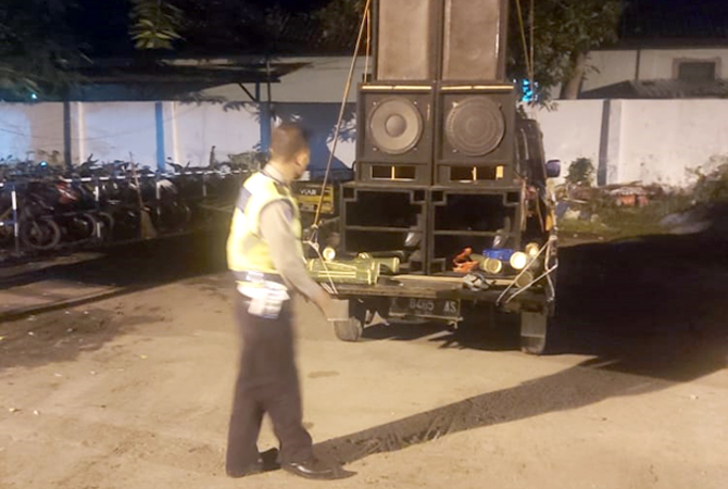 DIAMANKAN: Petugas Satlantas Polres Rembang amankan bak terbuka membawa sound sistem dan dua kendaraan roda dua dini hari di dekat simpang Jaeni barat Minggu dini hari. (SATLANTAS FOR RADAR KUDUS)