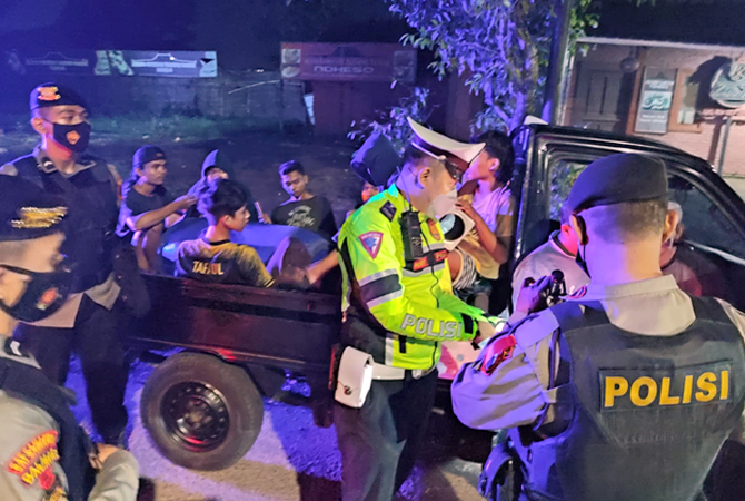 PENERTIBAN: Polres Jepara menertibkan tongtek yang berkeliaran membangunkan warga untuk sahur di Jepara kota baru-baru ini. (POLRES JEPARA FOR JAWA POS RADAR KUDUS)