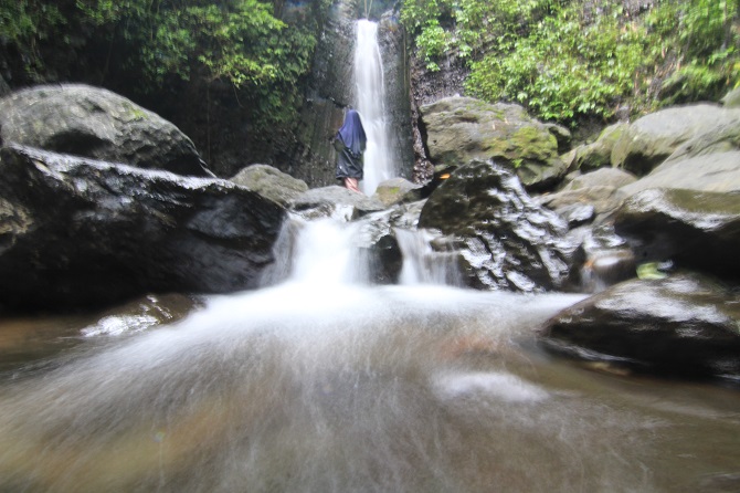 SEGAR: Air terjun Kedung Gender jadi objek wisata andalan di Desa Dukuhwarigin, Kudus. (DONNY SETYAWAN/RADAR KUDUS)