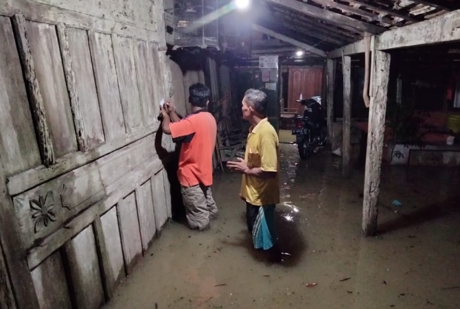 TERENDAM: Sejumlah rumah di Desa Gersi, Kecamatan Jepon terendam banjir, Kamis (19/5). (BPBD BLORA FOR RADAR KUDUS)
