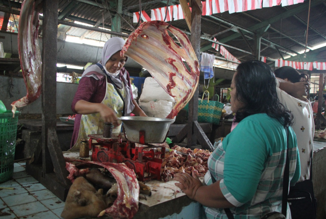 LESU PEMBELI: Salah satu penjual daging sapi di pasar Rembang Kota mulai lesu permintaan usai usai munculnya temuan PMK beberapa waktu lalu. (WISNU AJI/RADAR KUDUS)