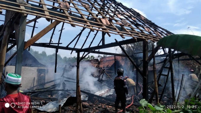 TINGGAL KERANGKA: Rumah Koimun warga Desa Ngrayudan, Tunjungan terbakar saat Lebaran, (BPBD BLORA FOR RADAR KUDUS)