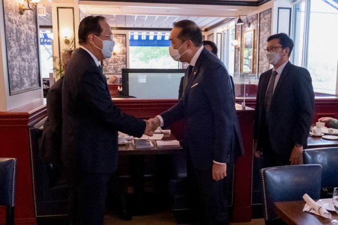 SAMBUTAN HANGAT Menteri Perdagangan RI, Muhammad Lutfi melakukan pertemuan bilateral dengan Menteri Perdagangan Kamboja, Pan Sorasak di Washington D.C, Amerika Serikat, Kamis (12/5). (KEMENDAG FOR RADAR KUDUS)