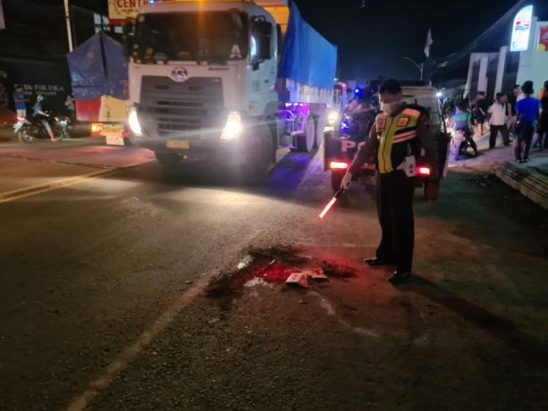 OLAH TKP: Anggota Satlantas Polres Rembang menunjukkan lokasi kecelakaan di Jalan Pantura Lasem. (SATLANTAS POLRES REMBANG FOR RADAR KUDUS)