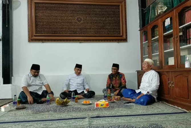 BINCANG: Mahfudz MD bersama Gus Mus, Gus Yahya dan Gus Yaqut berbincang-bincang saat berada di ndalem Pondok Pesantren Raudlatut Thalibin, Leteh, Rembang pada Kamis (5/5). (ISTIMEWA/RADAR KUDUS)