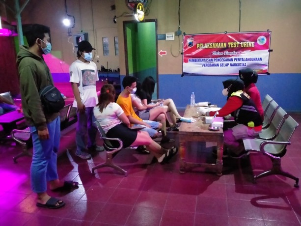 DITES URINE: Pemandu lagu kafe-karaoke di Rembang dites urine. (SATRESNARKOBA POLRES REMBANG FOR RADAR KUDUS)