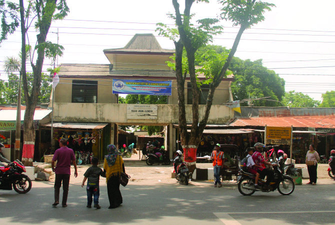 PADAT: Lokasi Pasar Glendoh di Jalan Protokol R. Suprapto saat ini. (INTAN MAYLANI SABRINA/RADAR KUDUS)