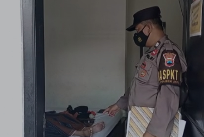 OLAH TKP: Polsek kudus  bersama tim inafis melakukan olah TKP penemuan mayat di D