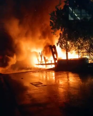 DILALAP API: Jembatan Juwana arah ke timur terbakar imbas kebakaran lima rumah di bawah jembatan Minggu (22/5). (DAMKAR PATI FOR RADAR KUDUS)