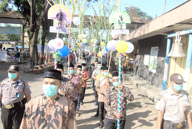 AKHIRNYA GILING LAGI: Kirab temu tebu penganten digelar sebagai tanda dimulainya giling di PG Rendeng kemarin. (DONNY SETYAWAN/RADAR KUDUS)