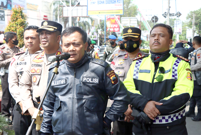 DIPANTAU: Kapolda Jateng Irjen Pol Ahmad Luthfi meninjau Pospam di Gor Pesantenan Pati pada Senin (9/5). (ANDRE FAIDHIL FALAH/RADAR KUDUS)