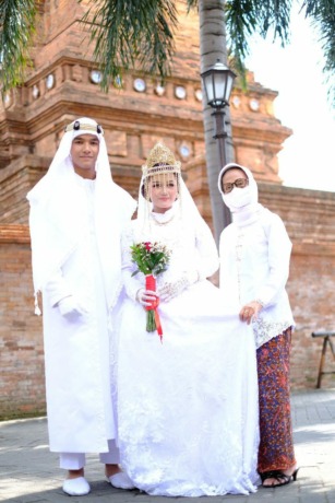 PERPADUAN TIGA ADAT: Busana pengantin Kudusan memadukan adat Eropa, Arab, dan Jawa. (DISBUDPAR KUDUS FOR RADAR KUDUS)