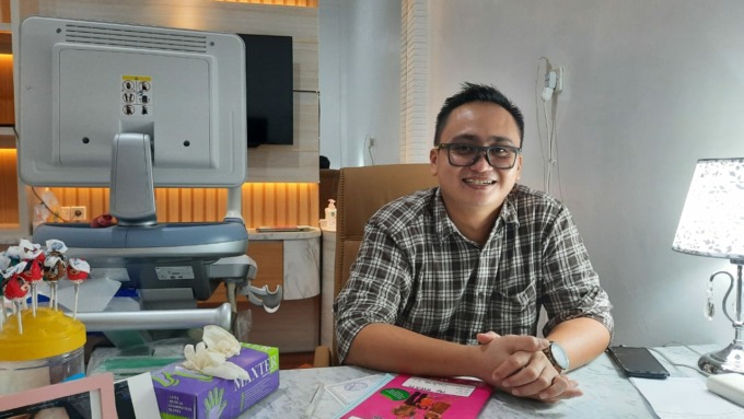 RAMAH: dr Adia Triyarintana, Sp.OG saat melayani pasien di Klinik Sahabat Bumil, Desa Depok Kecamatan Toroh. (INTAN MAYLANI SABRINA/RADAR KUDUS)