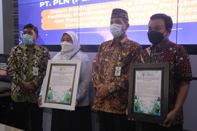 SALING DUKUNG: PLN UPT Semarang dan Pemkab Rembang menjalin kerja sama untuk tingkatkan daya saing UMKM. (WISNU AJI/RADAR KUDUS)