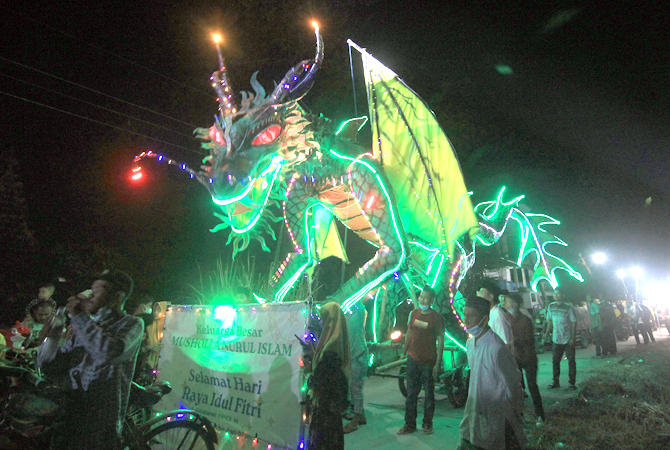 SETELAH DUA TAHUN OFF: Replika naga raksasa memeriahkan takbir keliling di Desa Kutuk, Undaan, Kudus. (DONNY SETYAWAN/RADAR KUDUS)