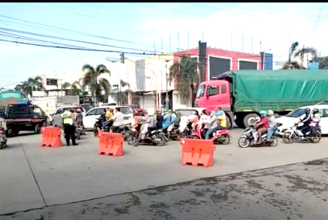TERSENDAT: Lalu lintas di Jalur Lingkar Juwana padat karena pengalihan arus akibat kebakaran bangunan di bawah Jembatan Juwana baru yang berimbas jembatan dututup sementara. (POLSEK JUWANA FOR RADAR KUDUS)