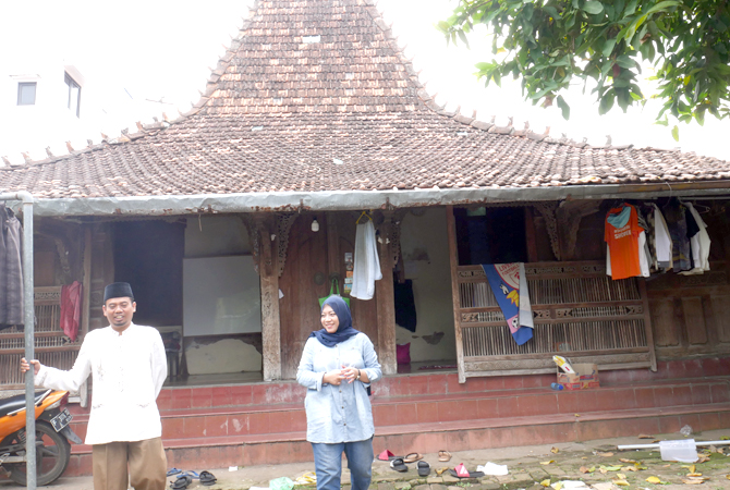 SUASANA KLASIK: Wartawan Jawa Pos Radar Kudus Noor Syafaatul Udhma berbincang dengan Ustaz Hamdan, salah satu alumni Ponpes Damaran di depan pondok bagian timur. (MUHAMMAD AHSANUDDIN/RADAR KUDUS)