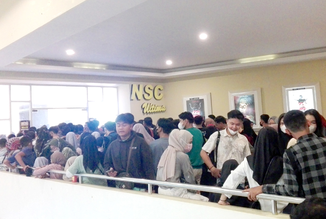 ANTRE: Warga mengantre untuk mendapatkan tiket film KKN di Desa Penari. (ARIKA KHORIYA/RADAR KUDUS)