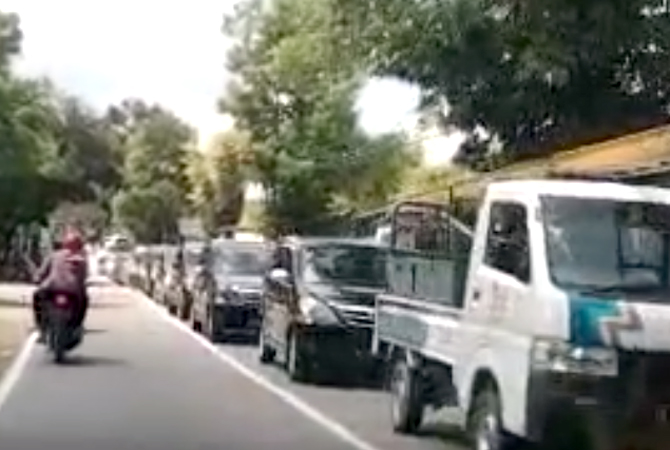 MACET:  Sejumlah kendaraan tak dapat bergerak maju akibat ramainya kendaraan dan tersendat traffic light yang dianggap kurang sesuai. (AHMAD ZA’IIMUL CHANIEF/RADAR KUDUS)