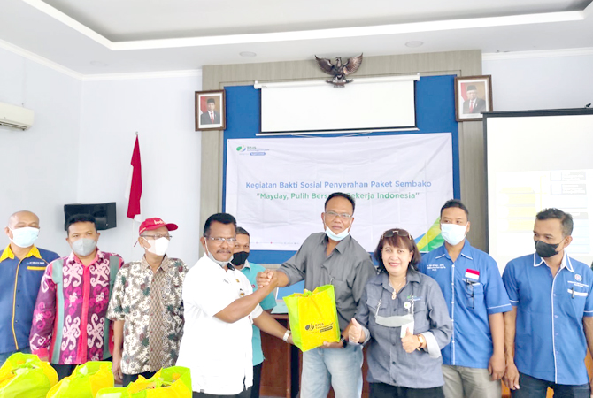 BAKSOS: BPJS Ketenagakerjaan Kantor Cabang Pati bersama Disnakertrans Pati menyerahkan bantuan sembako kepada perwakilan serikat buruh di Pati, kemarin. (BPJS KETENAGAKERJAAN CABANG PATI FOR RADAR KUDUS)