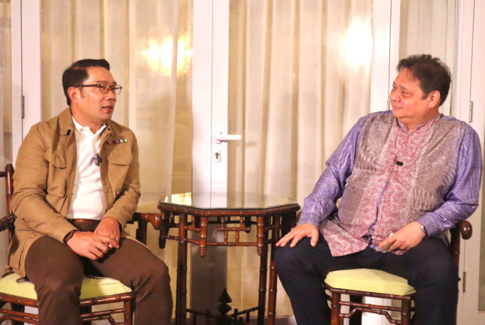 Ketua Umum DPP Partai Golkar Airlangga Hartarto menerima silaturahim Gubernur Jawa Barat Ridwan Kamil di kediaman, di Jakarta, Minggu (15/5). (Istimewa for Radar Kudus)