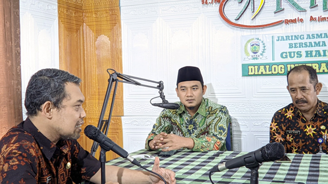 LESTARIKAN SENI BUDAYA: Ketua DPRD Kabupaten Jepara Haizul Maarif (tengah) bersama Amin Ayahudi Sekretaris Dinas Pariwisata Dan Kebudayaan Kabupaten Jepara (kiri) dalam dialog interaktif di Radio Rlisa FM, Kamis (12/5). (Istimewa for Radar Kudus)