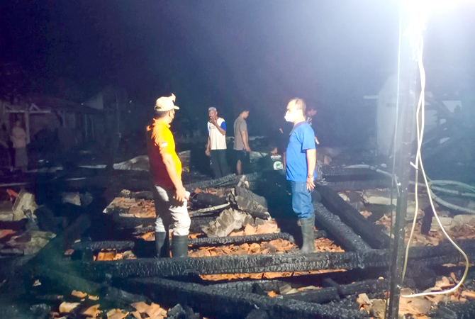 TERBAKAR: Rumah di Desa Pojok Kecamatan Pulokulon saat ludes terbakar kemarin. (INTAN MAYLANI SABRINA/RADAR KUDUS)