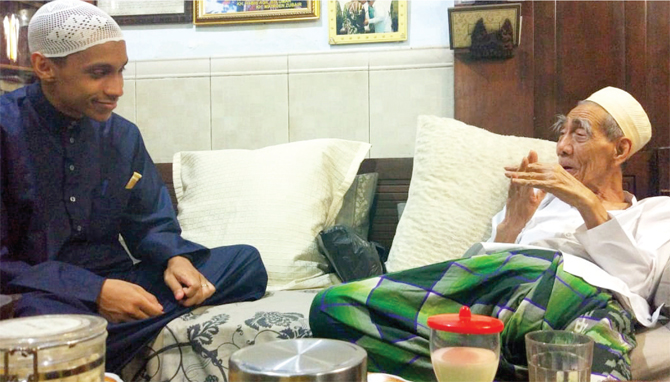 BERSAMA MAIMOEN ZUBAIR: Habib Hud saat bersama Maimoen Zubair di Pondok Pesantren Al-Anwar, Sarang, Rembang. (HUD FOR JAWA POS RADAR KUDUS)