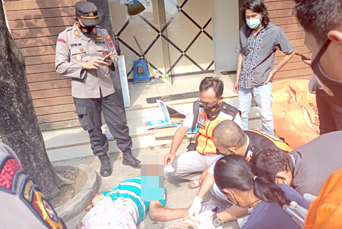 NAHAS: Polsek Jati melakukan identifikasi korban meninggal dunia di SPBU Ngembal Kulon, Jumat (6/5). (POLSEK JATI FOR RADAR KUDUS)
