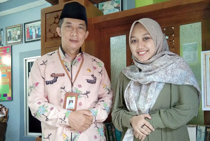 MOHON RESTU: Alif Silfia Luthfiyah sowan ke MTsN 1 Pati untuk minta doa restu mengikuti Aksi Indosiar 2022 belum lama ini. (MTSN 1 PATI FOR RADAR KUDUS)