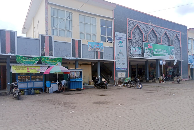 SEPI: Suasana Pasar Rakyat Sido Makmur Blora setelah jam operasional kemarin. (AHMAD ZA’IIMUL CHANIEF/RADAR KUDUS)