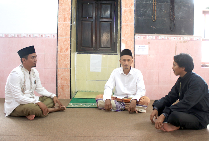 PAHAM SILSILAH: Dari kiri murid Gus Baha serta alumni Ponpes Damaran Ustadz Hamdan, pengasuh II Ponpes Damaran KH Ali Imron Zubaidi, dan wartawan Radar Kudus Eko Santoso di Ponpes Damaran belum lama ini. (RADAR KUDUS)