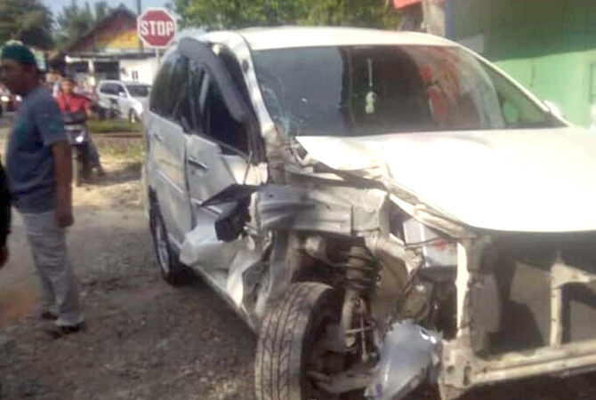 RINGSEK: Mobil Toyota Avanza ringsek setelah ditabrak KAI di perlintasan Kereta Api Tanpa Palang di Kp. Gunung Wulan Desa Kedungjati, Kecamatan Kedungjati, Grobogan. (SIROJUL MUNIR/RADAR KUDUS)