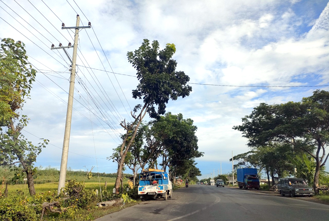 KELAR DIPERBAIKI: Petugas PLN all lakukan penggantian tiang patah di Labuhan Lor, Sluke agar pelanggan di Kragan dan Sarang kembali mendapatkan pasokan listrik. (WISNU AJI/RADAR KUDUS)