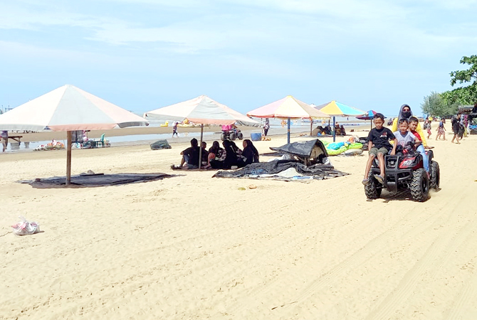 MENIKMATI: Wisatawan menaiki wahana motor ATV di Pantai Karangjahe beberapa waktu lalu. (VACHRI RINALDY L/RADAR KUDUS)