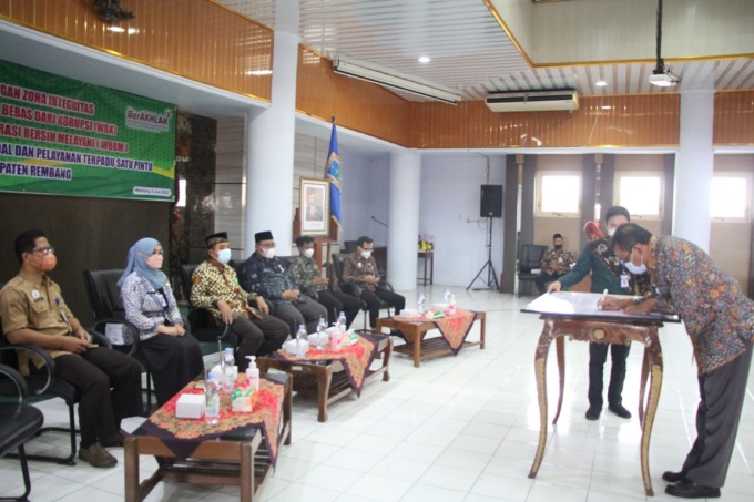IKRAR: DPMPTSP Rembang ikrarkar dan canangkan Zona Integritas menuju WBP dan WBBM di lantai IV kantor Setda Rembang kemarin. (WISNU AJI/RADAR KUDUS)