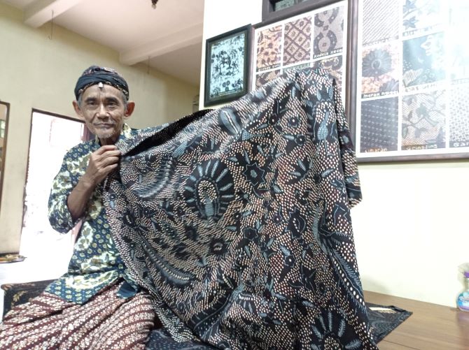 KARYA TERBAIK: Bukhori Wiryo Satmoko menunjukkan batik salah satu karyanya. (ACHMAD ULIL ALBAB/RADAR KUDUS)
