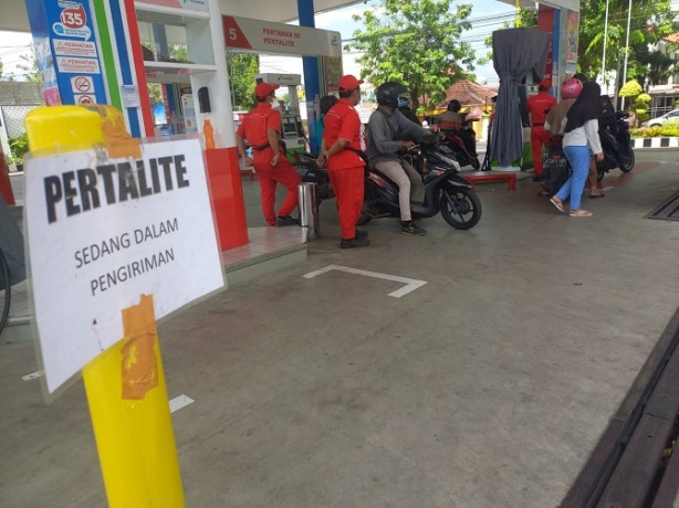 TAK ADA STOK: Pertalite di salah satu SPBU di Kudus sedang dalam pengiriman. (DONNY SETYAWAN/RADAR KUDUS)